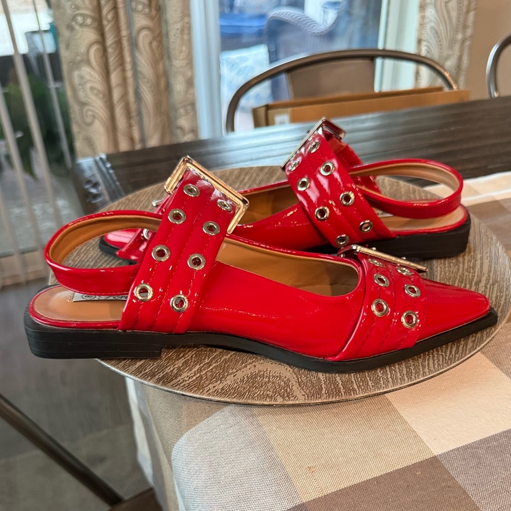 Forever Link Red Heeled Shoes with Buckle Accents New - Picture 3 of 10